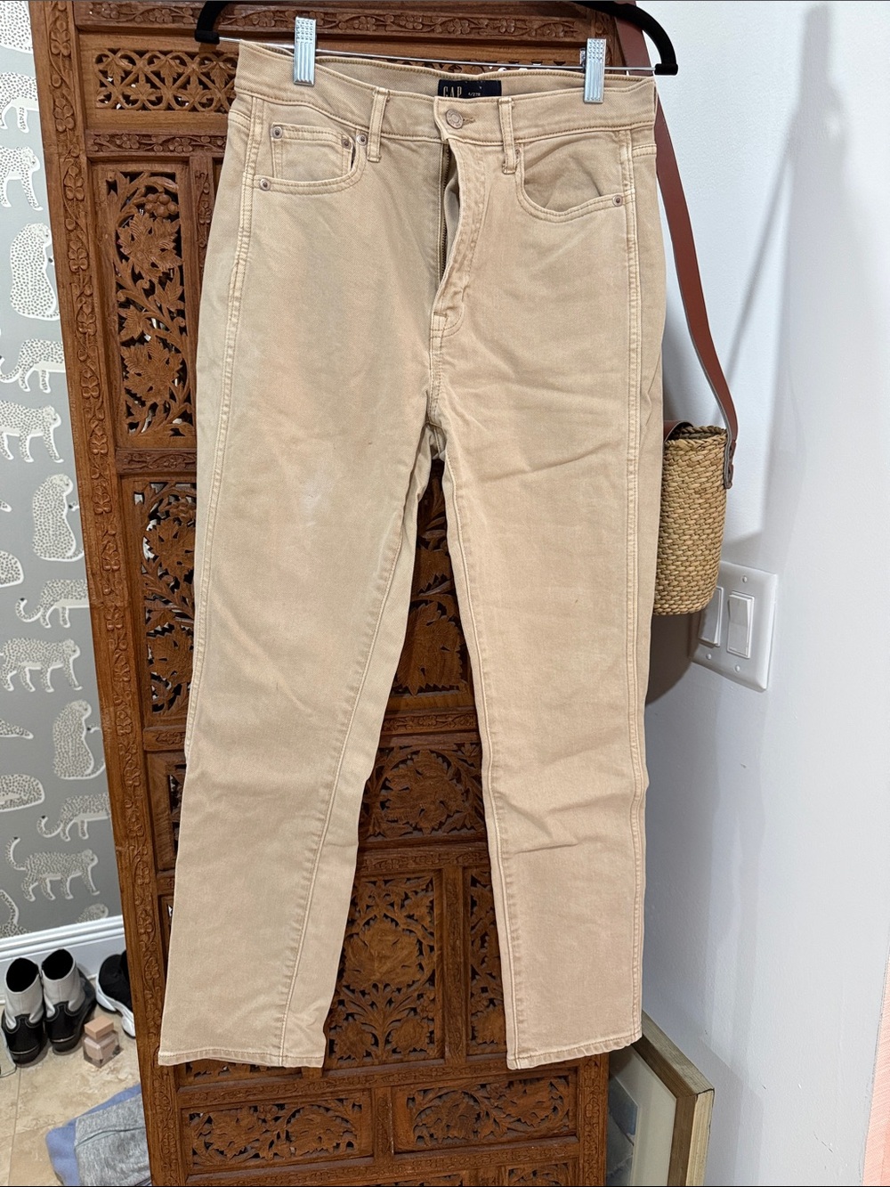 GAP women’s denim high rise Pants in Light Beige. Vintage slim size 4/27”